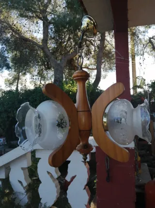 Lámpara de madera y cristal