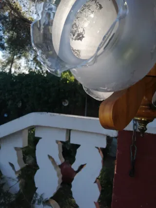 Lámpara de madera y cristal