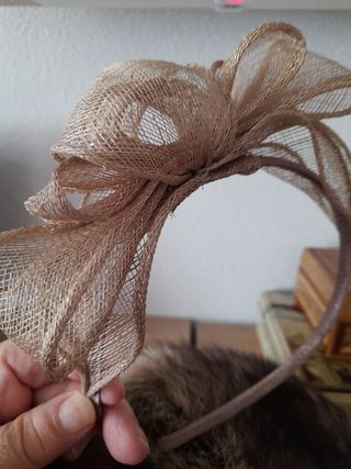 Diadema beige con lazo de malla