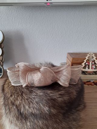 Diadema beige con lazo de malla