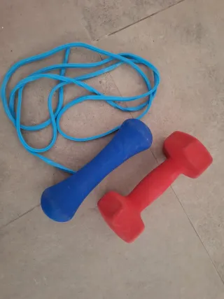 Bandas elásticas y mancuernas ejercicio