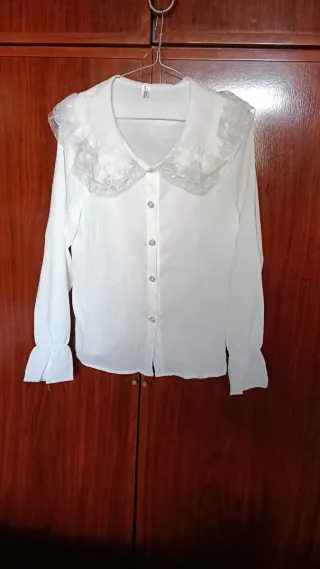 Blusa blanca con cuello de encaje