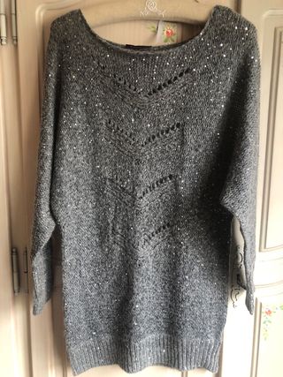 Jersey gris con calados y lentejuelas plateadas