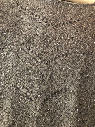 Jersey gris con calados y lentejuelas plateadas