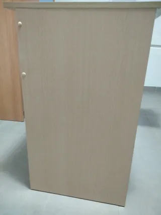 Escritorio de madera beige con cajón
