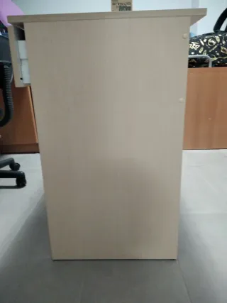 Escritorio de madera beige con cajón