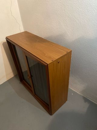 Mueble vitrina y estantería de madera