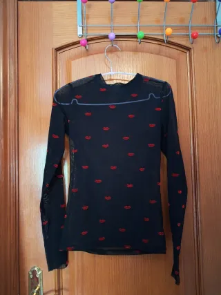 Blusa transparente negra con labios rojos