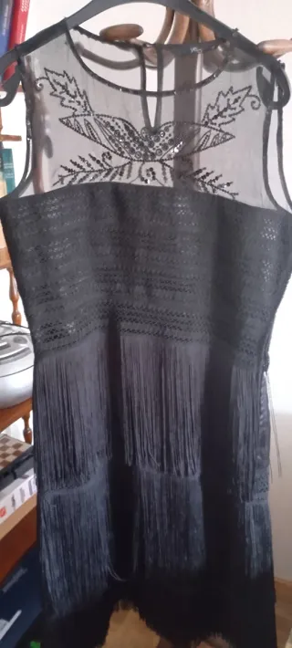 Vestido negro con flecos y pedrería