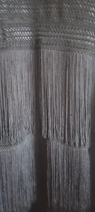 Vestido negro con flecos y pedrería