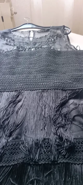Vestido negro con flecos y pedrería