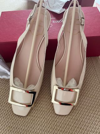 Roger Vivier Sandalias Charol Beige Hebilla Dorada