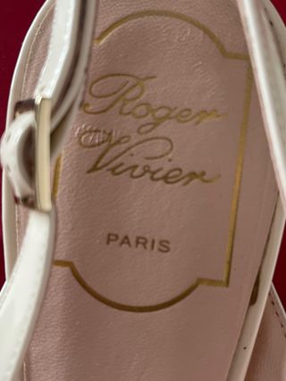 Roger Vivier Sandalias Charol Beige Hebilla Dorada