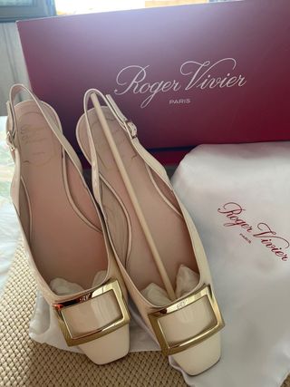Roger Vivier Sandalias Charol Beige Hebilla Dorada