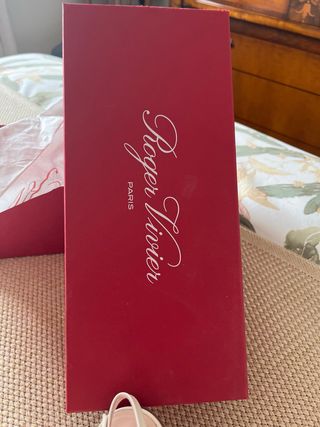 Roger Vivier Sandalias Charol Beige Hebilla Dorada