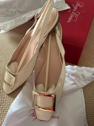 Roger Vivier Sandalias Charol Beige Hebilla Dorada