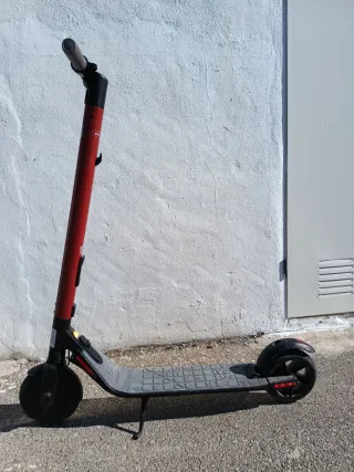 Patinete eléctrico rojo