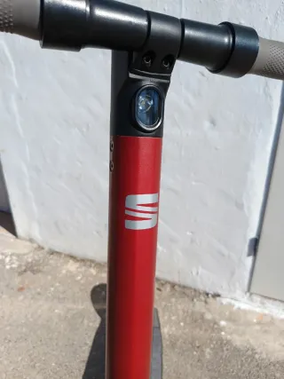 Patinete eléctrico rojo