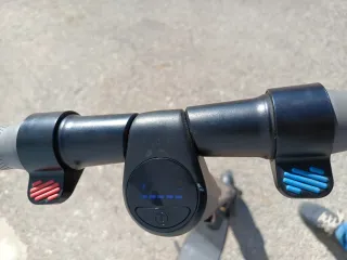 Patinete eléctrico rojo