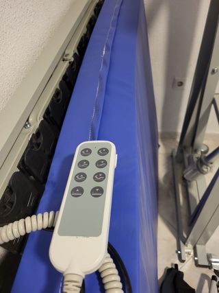 Cama geriátrica 105x190 con ruedas y barandilla