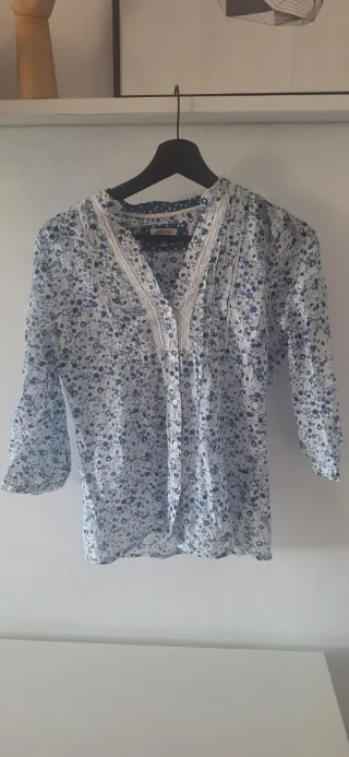 Blusa Cortefiel floral azul y blanco