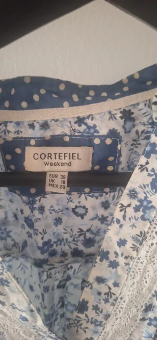 Blusa Cortefiel floral azul y blanco