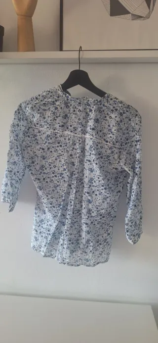 Blusa Cortefiel floral azul y blanco