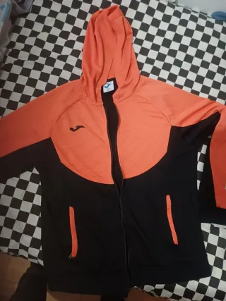 Chaqueta Joma con capucha naranja y negra