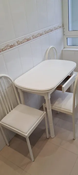 Mesa y sillas de cocina