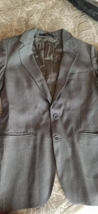 Traje de hombre gris de tres piezas