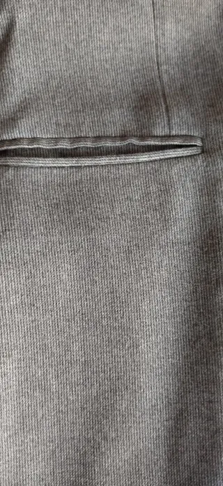 Traje de hombre gris de tres piezas