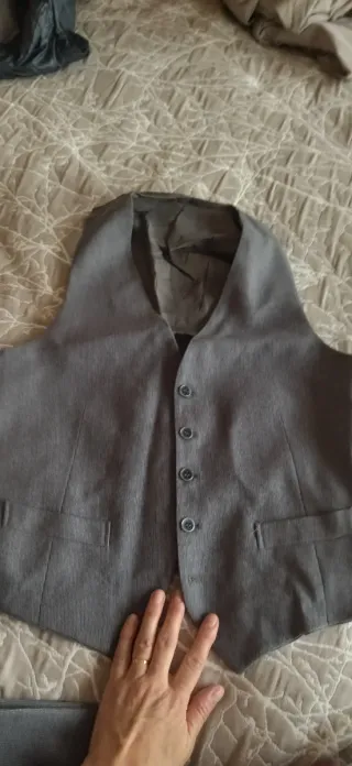 Traje de hombre gris de tres piezas