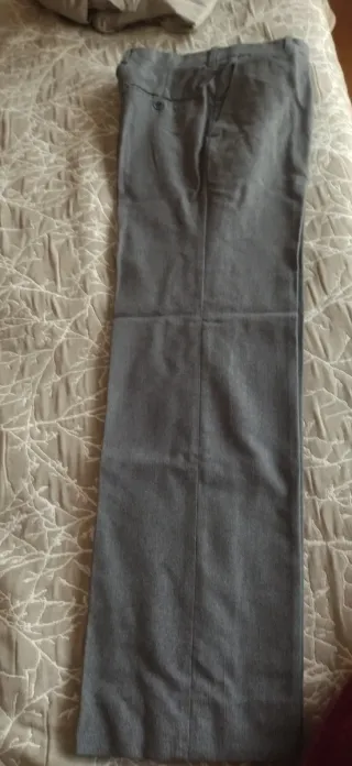 Traje de hombre gris de tres piezas