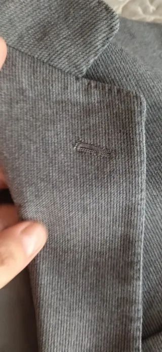 Traje de hombre gris de tres piezas