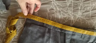 Traje de hombre gris de tres piezas