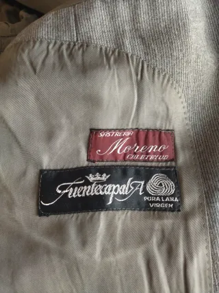 Traje de hombre gris de tres piezas