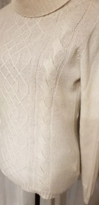 Jersey blanco cuello alto