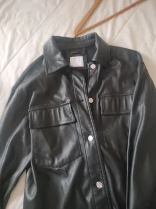 Camisola Polipiel Bershka Talla M,  Negra