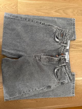 Pantalón vaquero Stradivarius gris