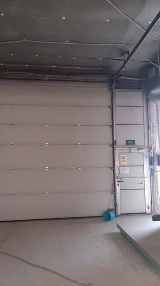 Puerta seccional de almacén