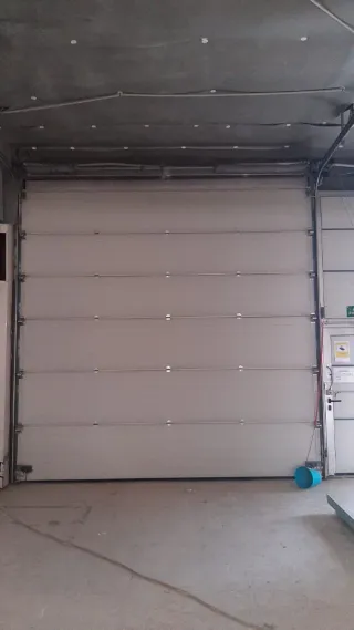 Puerta seccional de almacén