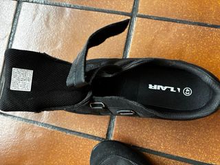 Scarpe Flair nere con velcro