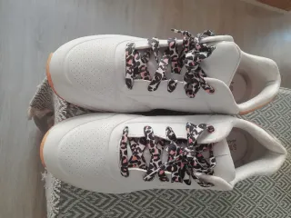 Zapatillas Skechers Blancas Talla 42 muy cómodas.