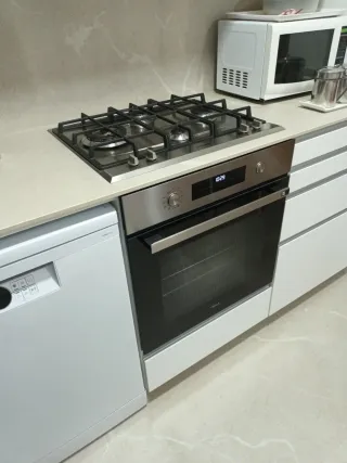 Horno eléctrico polivalente Balay y placa de gas.