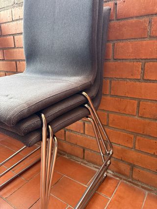 Conjunto de 4 sillas grises apilables