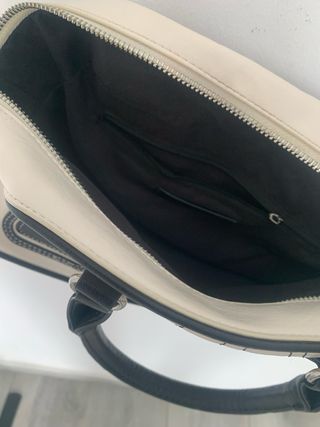 Bolso deportivo Bershka blanco y negro