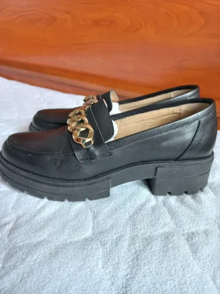 Mocasines negros con cadena dorada
