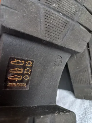 Mocasines negros con cadena dorada