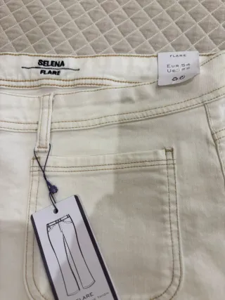 Pantalón vaquero flare blanco roto Violeta