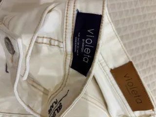 Pantalón vaquero flare blanco roto Violeta